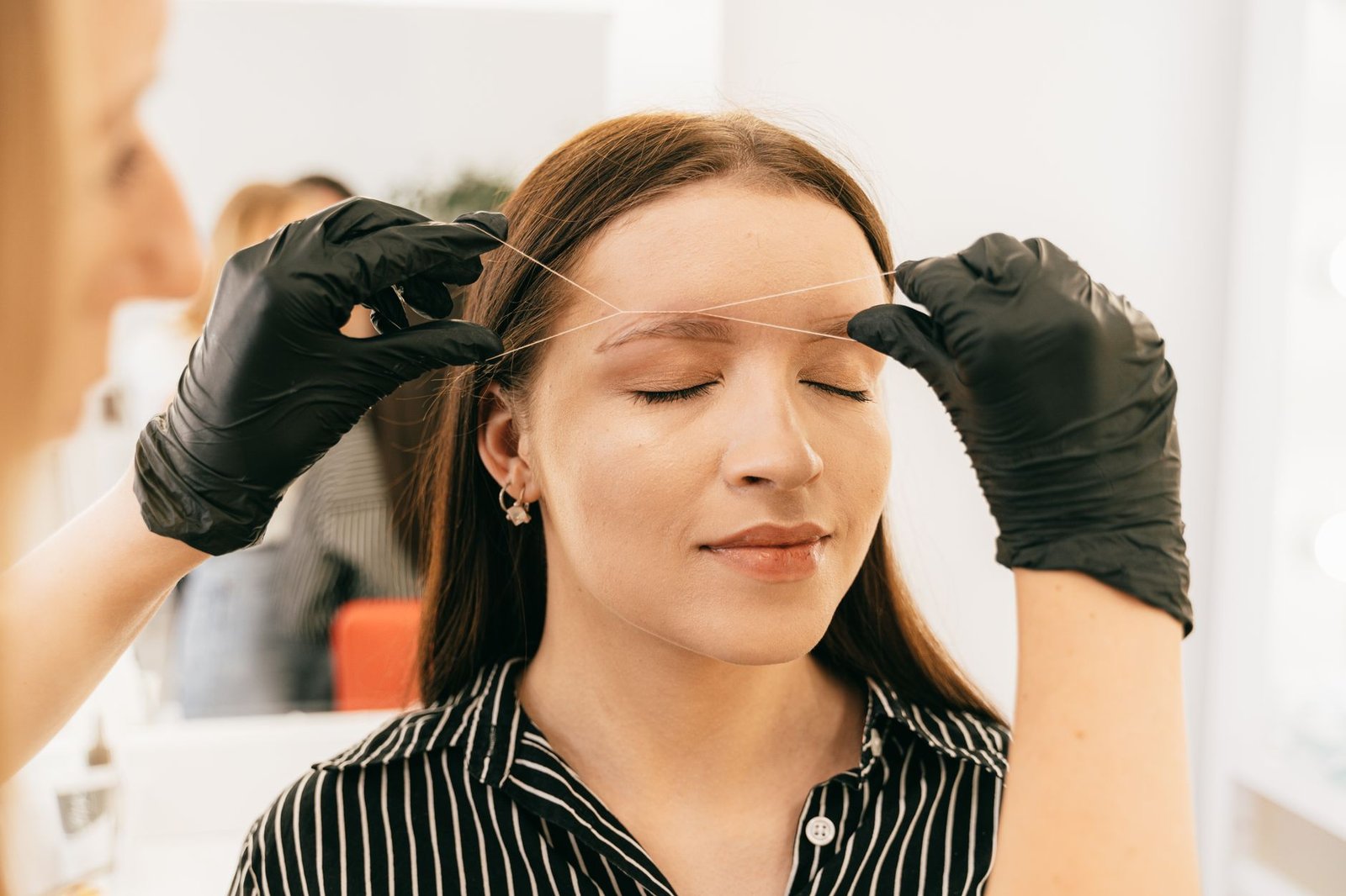 Augenbrauen zupfen mit Faden: Die Threading-Technik erklärt — Hero-Aufnahme