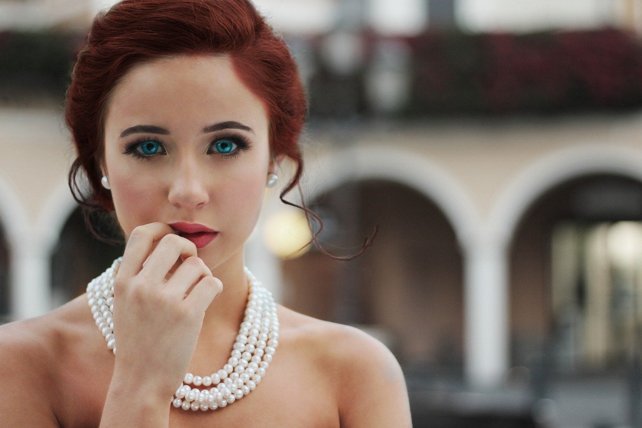 Frisuren für kurze Haare als Hochzeitsgast: Elegant und schnell gemacht