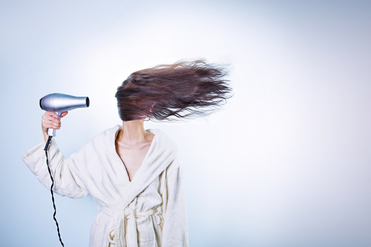 Diese 4 Hochsteckfrisuren mit Pony beeindrucken alle