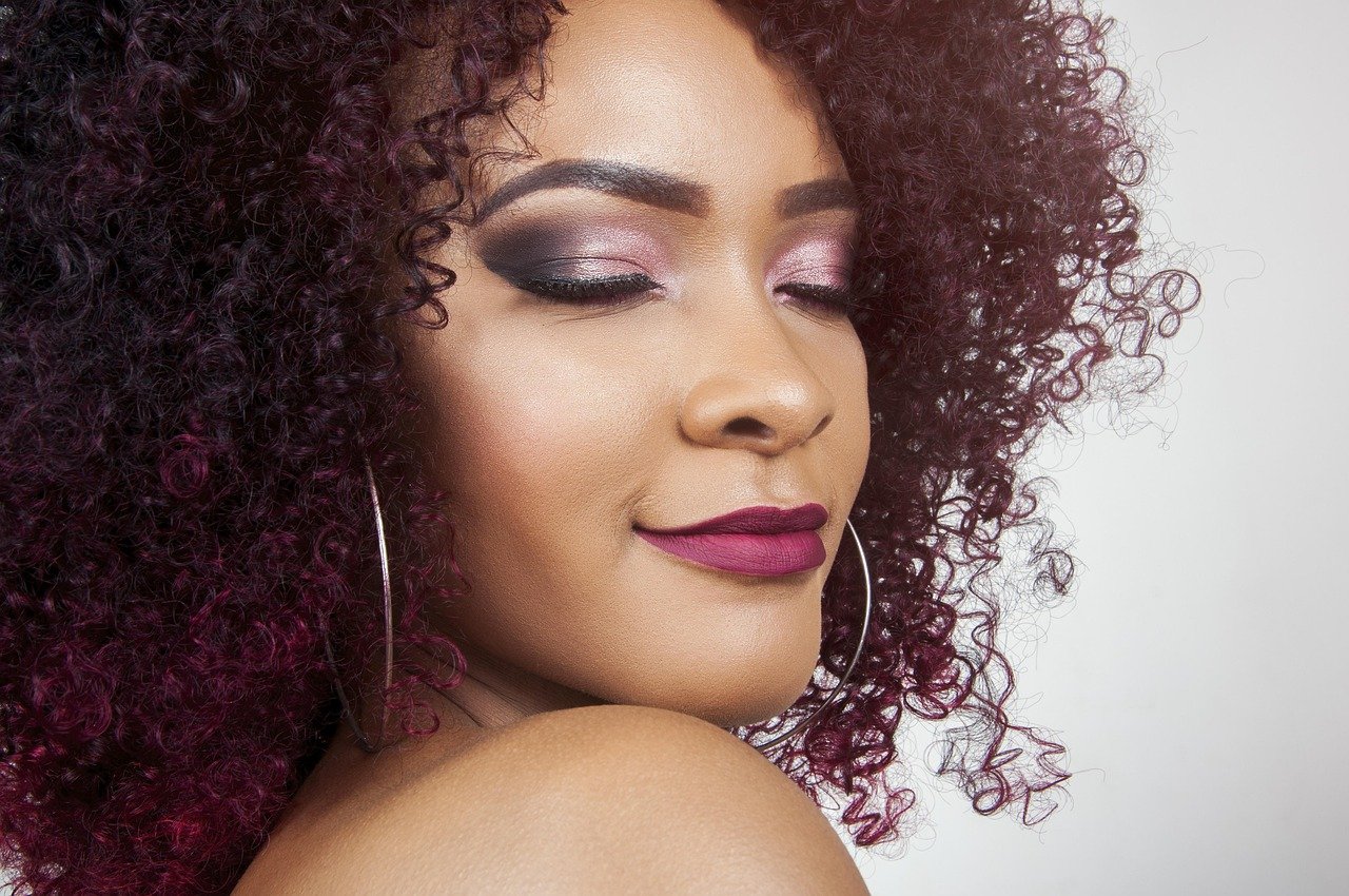 Frisuren für offene Haare mit Locken: Der lässige Wellen-Look