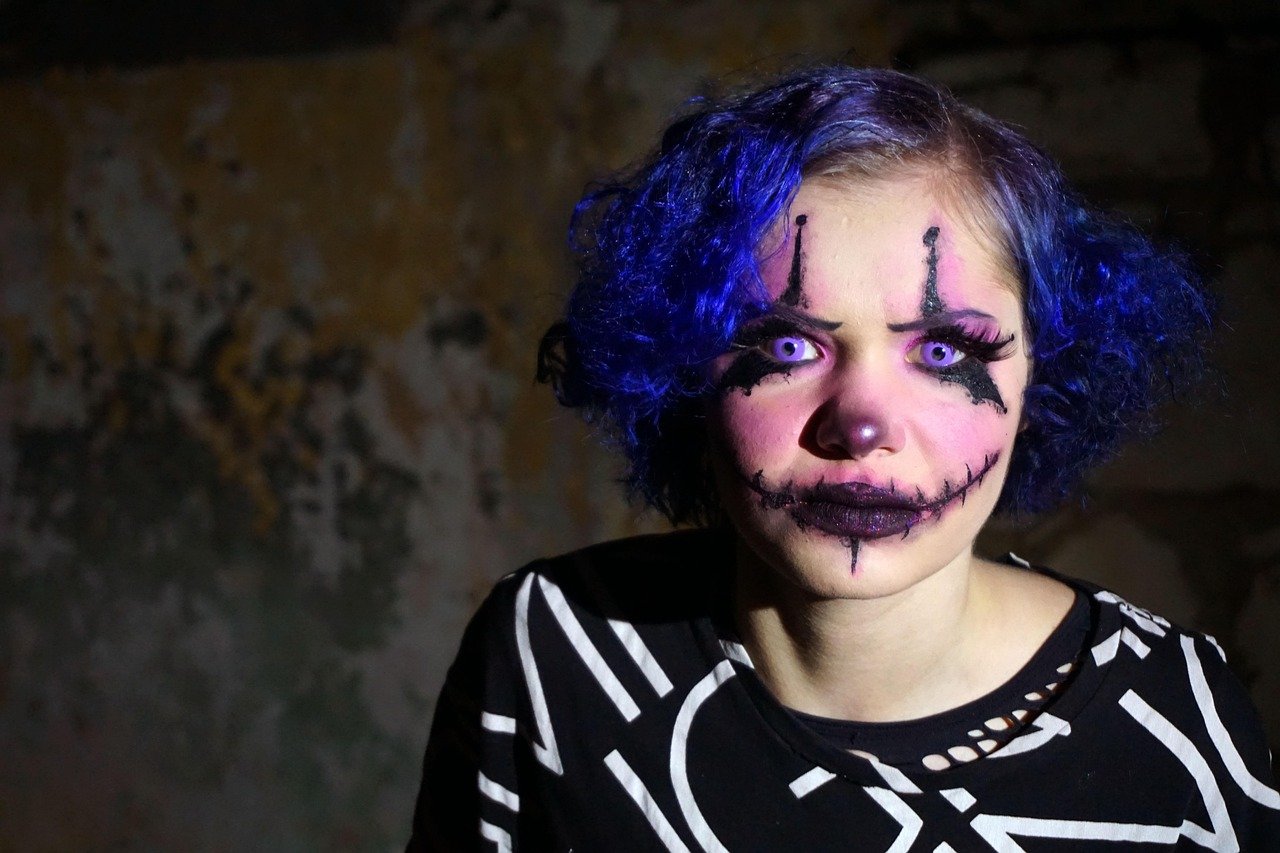 Halloween schminken einfach für Frauen: Gruselig schön in Minuten